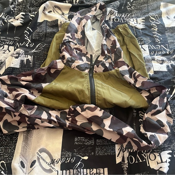 Contrast Camo Panel Drawstring Hooded Jacket - Picture 10 of 13
